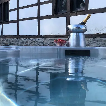 Ferme Simon-jacuzzi 公寓
